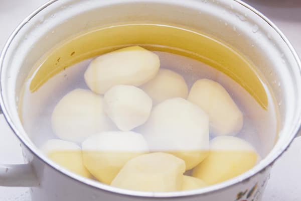 Soaking peeled potatoes