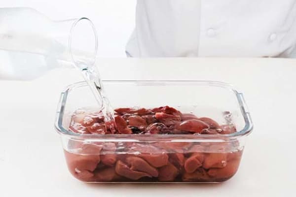 Soaking chopped beef kidneys