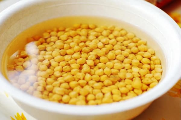 Peas in a bowl with water