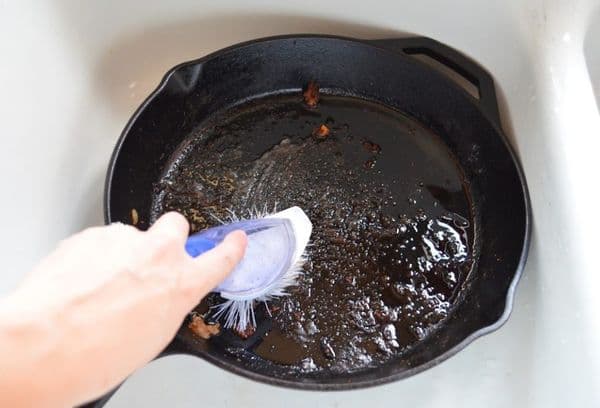 cast iron pan cleaning