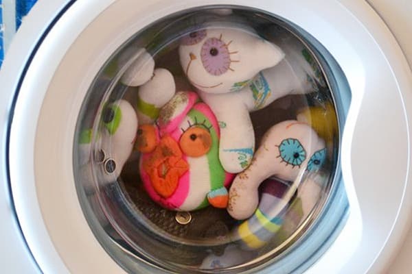 Mīksto rotaļlietu mazgāšana no elastāna