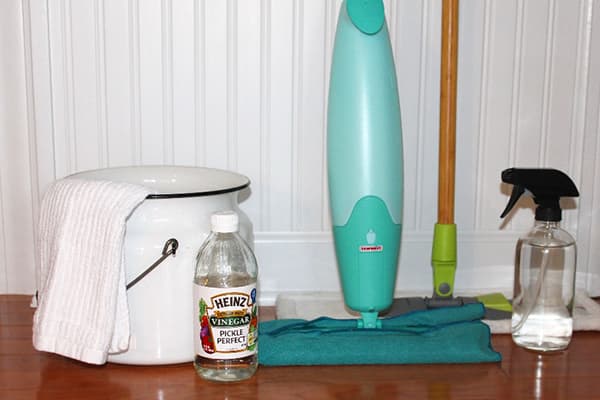 Equipment for cleaning the floor with a solution of vinegar