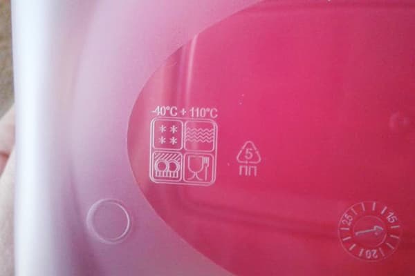 Marķējums uz plastmasas trauka