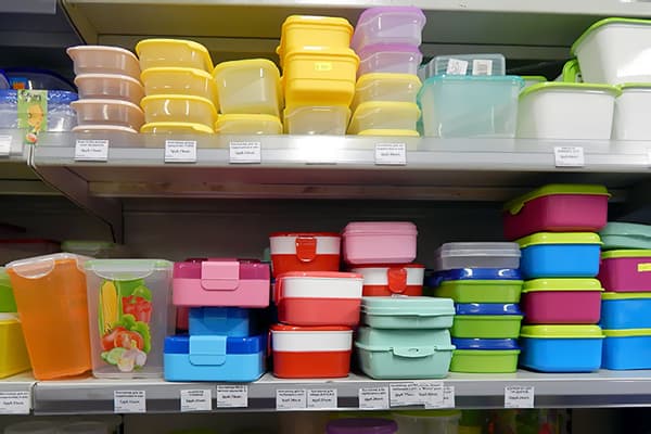 Plaukti ar plastmasas traukiem veikalā.