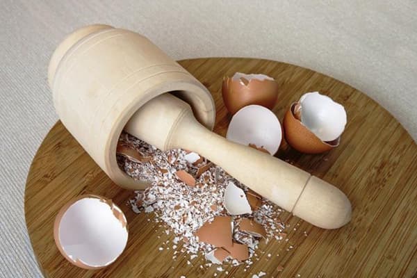 Grinding eggshell in a mortar