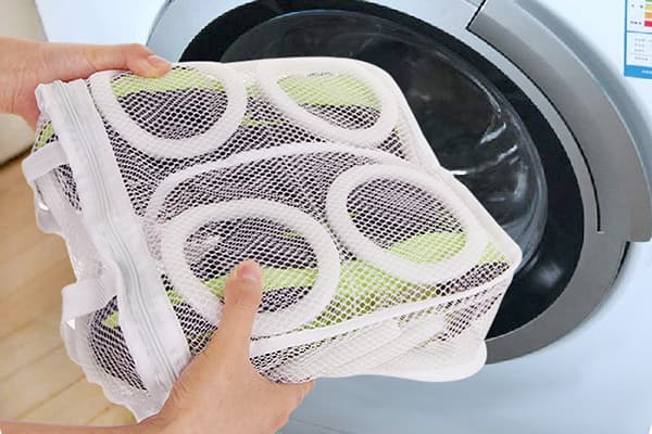 Washing sports shoes in a washing machine