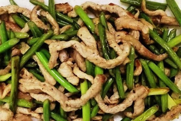 Pork with garlic arrows
