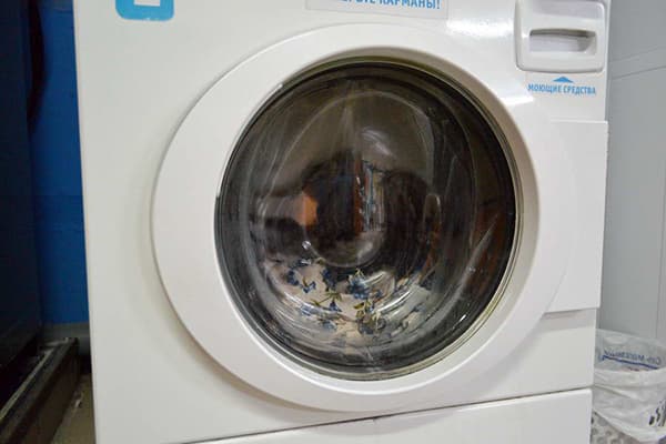 Washing curtains in a washing machine