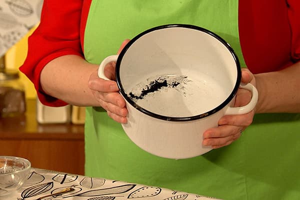 Enamelled pan with burning