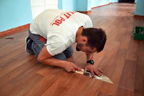 Repair of a seam on linoleum