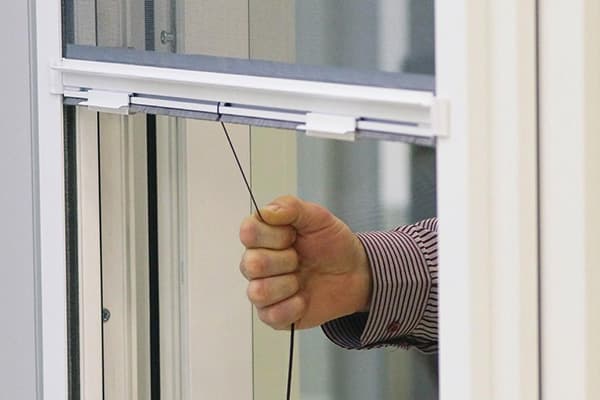 Rolling mesh on the window