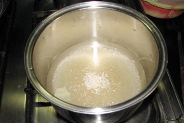 Making sugar syrup