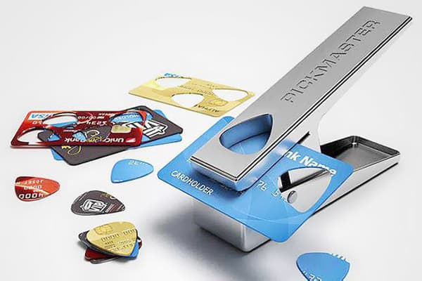 Tool for cutting mediators from plastic