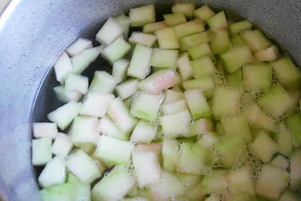 Cooking sliced watermelon peels