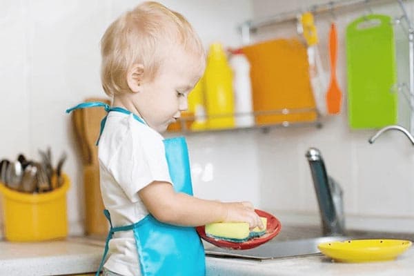 The child washes the dishes