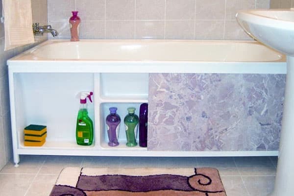 Screen with sliding doors under the bathtub