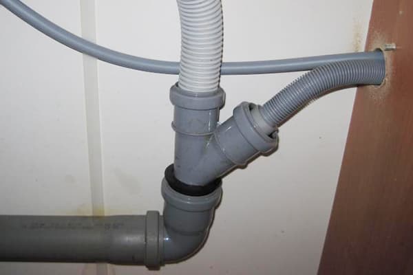 Drain the washing machine through a siphon