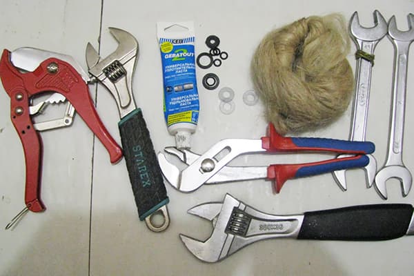 Tool for connecting a washing machine