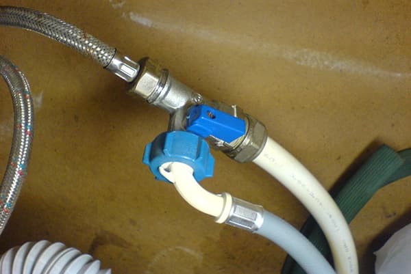 Connecting the washing machine to the water supply using a tee
