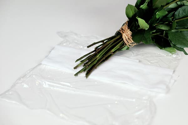 Ziedu pušķis un piekļaujama plēve
