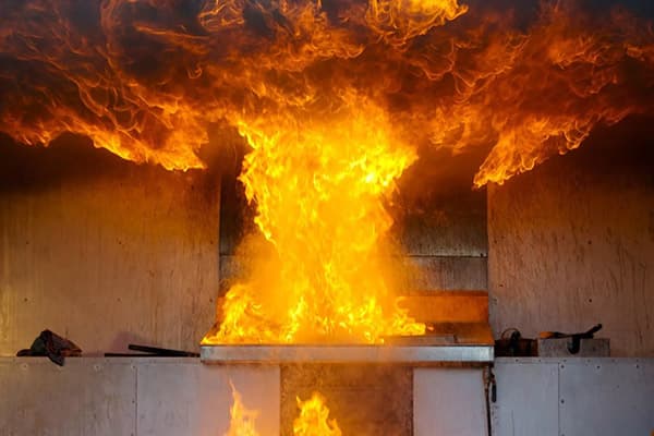Fire in the kitchen due to oil quenching