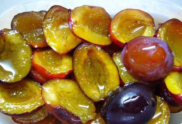 Plum in sweet syrup