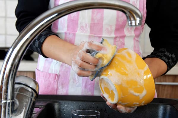 Washing dishes with a foam sponge