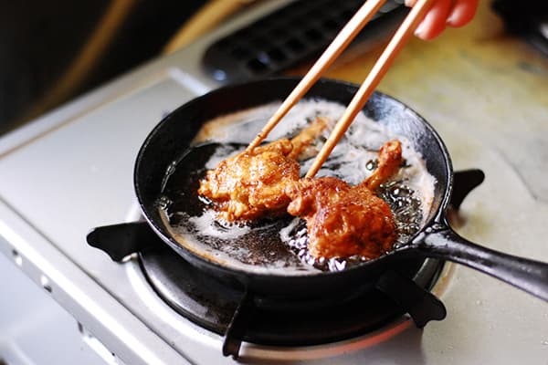 Frying poultry meat