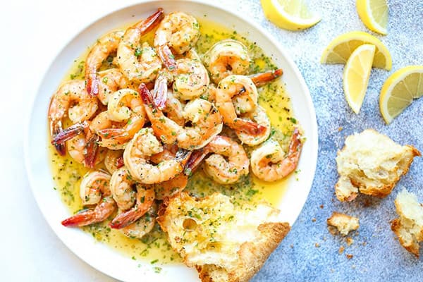Cooked shrimp in oil with spices