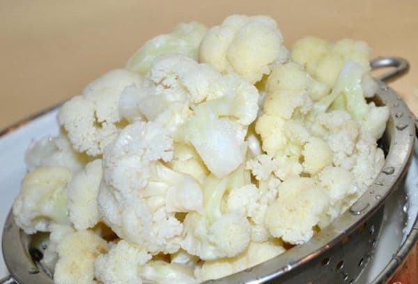 Rinsing and preparing cabbage for freezing
