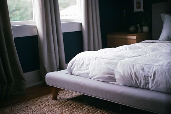 Light bedding on the bed