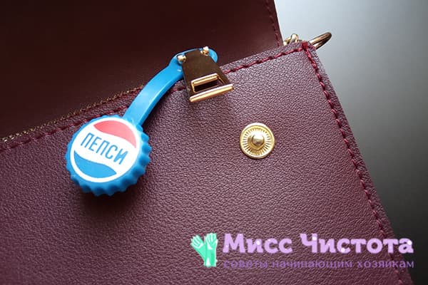 Streetwear on the zipper slider from the bag