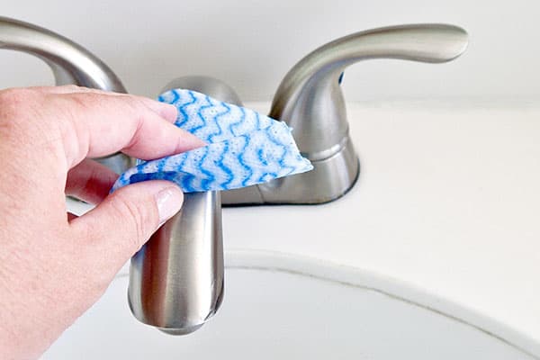 Removing stains from the tap in the bathroom