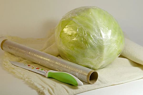 Kāpostu galviņa piekļautā plēvē