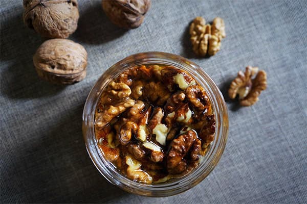 Walnut dessert with honey and cinnamon