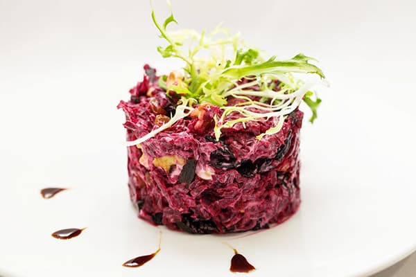 Beetroot salad with nuts