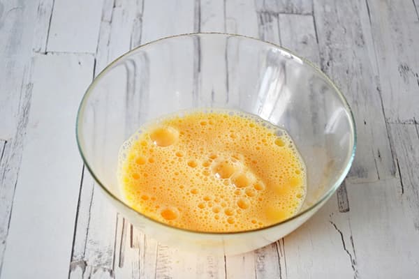Stikla traukā sakuļ olas