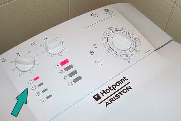 Pre-wash indicator on the panel of the washing machine