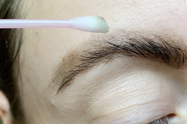 Eyebrow henna flushing